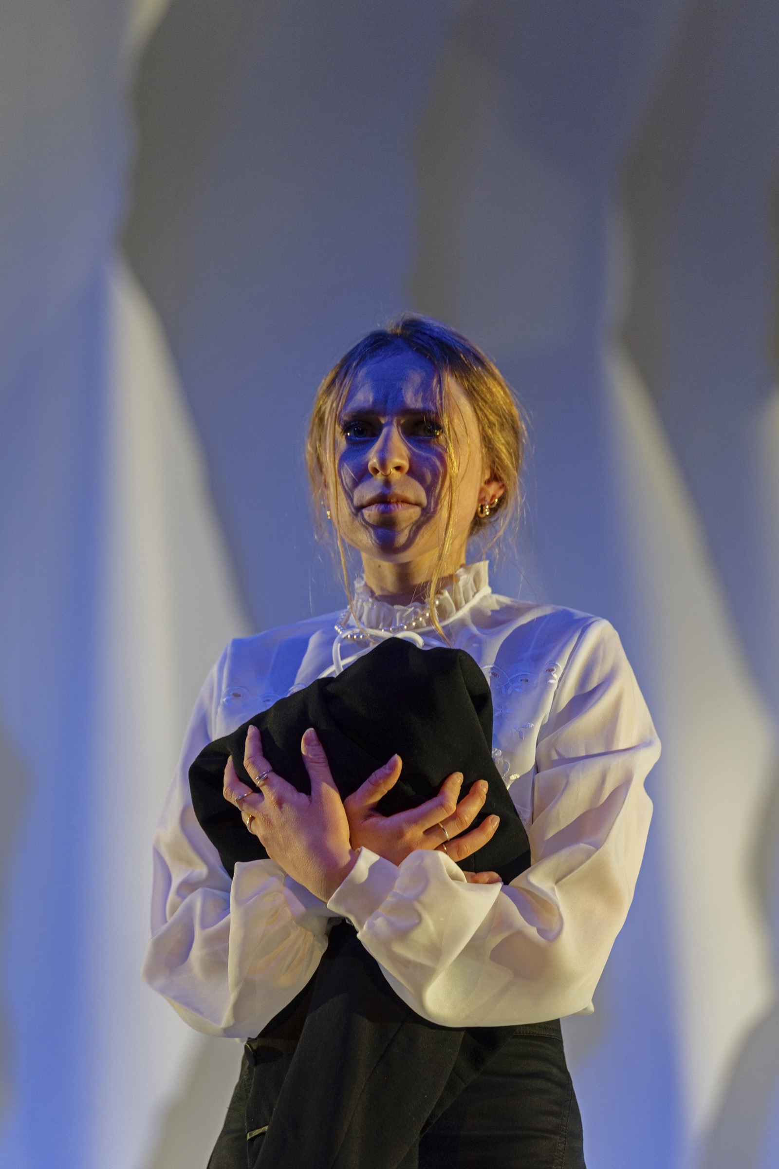 Gebärden der Geschichte mit einer Darstellerin vor der Bühnenlandschaft