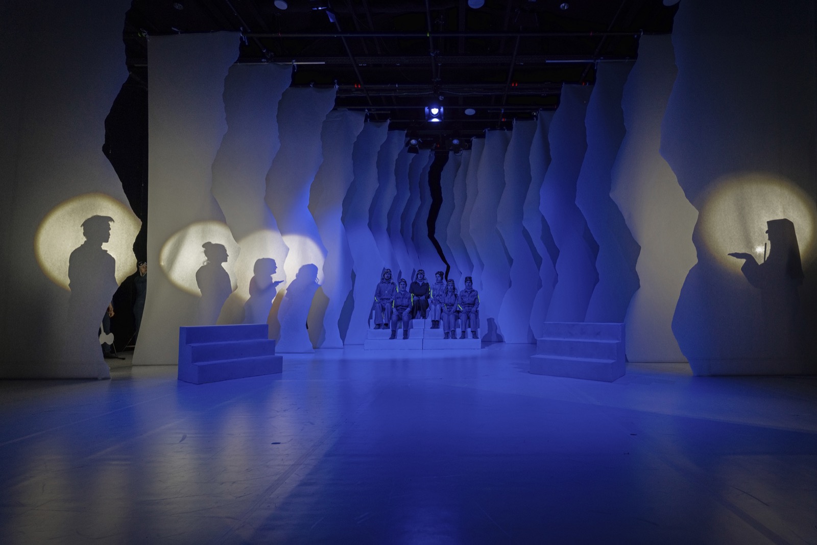 Gebärden der Geschichte mit Schattenspiel und Ensemble auf der Bühne