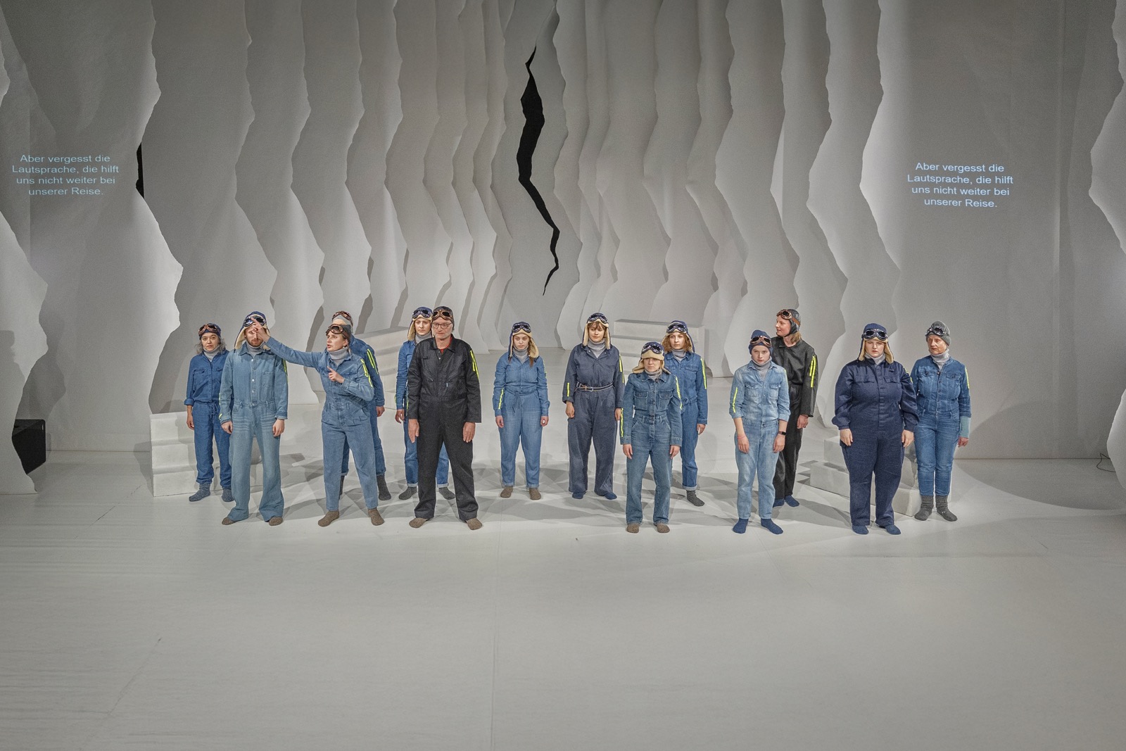 Gebärden der Geschichte mit Gebärdenensemble auf der Bühne