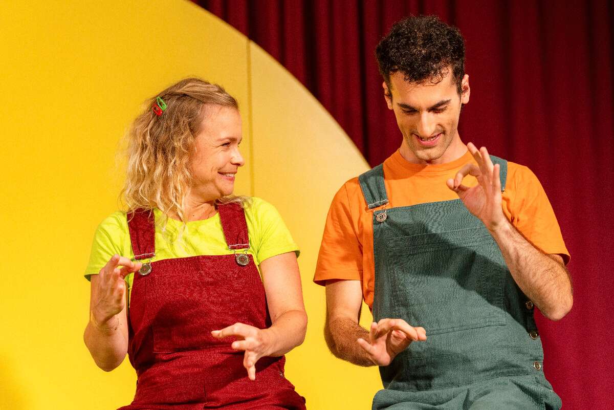 Gelb ist die Farbe der Sonne mit Gebärden auf der Bühne