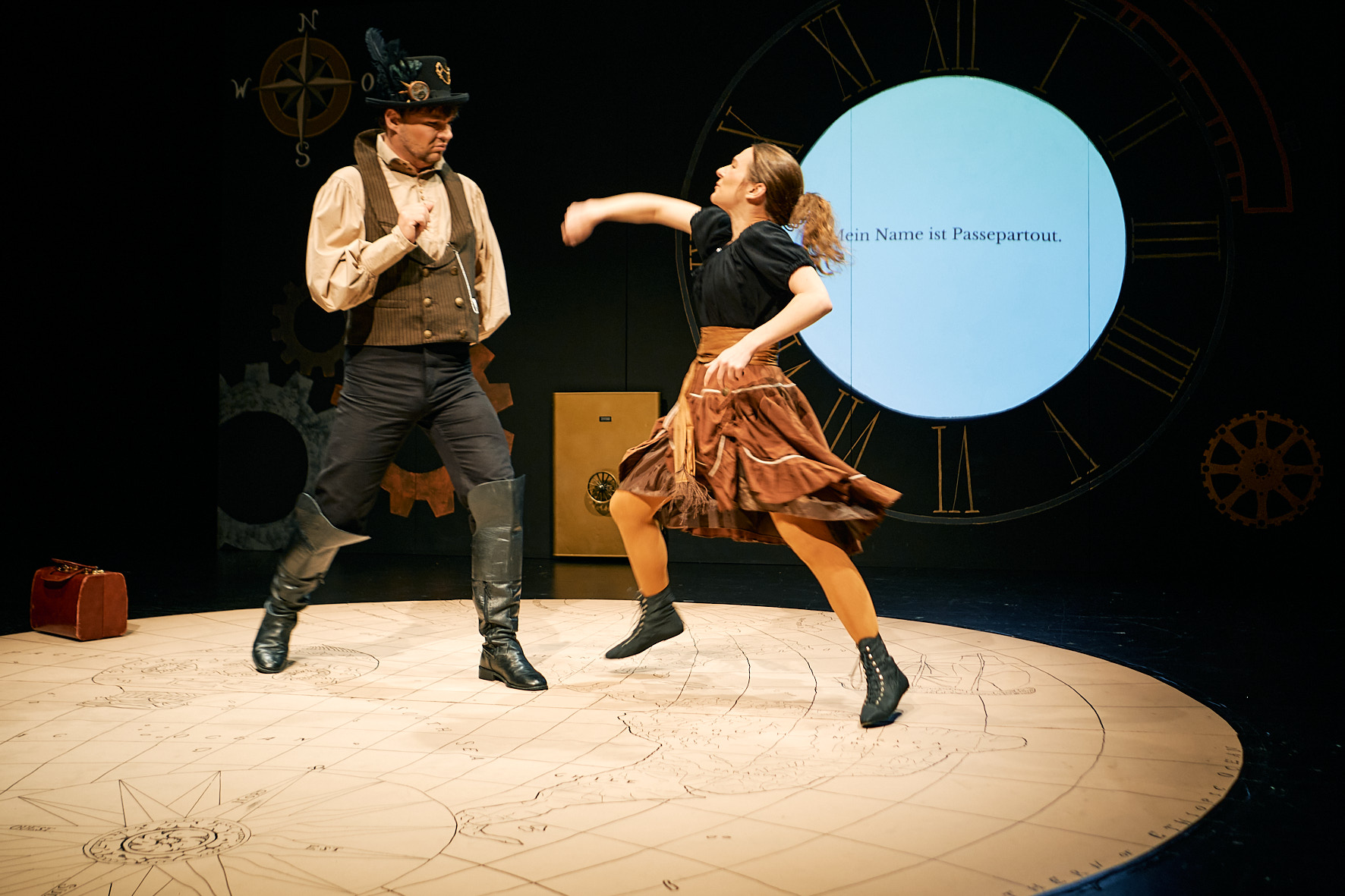 In 80 Tagen um die Welt mit zwei Darstellerinnen auf der Bühnenkarte