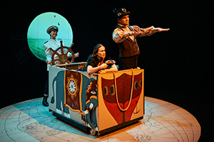 In 80 Tagen um die Welt mit Darstellerinnen in einem Bühnenfahrzeug