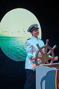 In 80 Tagen um die Welt mit einem Darsteller am Steuerrad